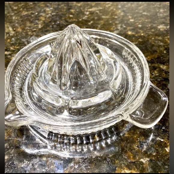 Crystal clear Glass lemon Squeezer, citrus
Juicer, extractor manual hand - Picture 3 of 9
